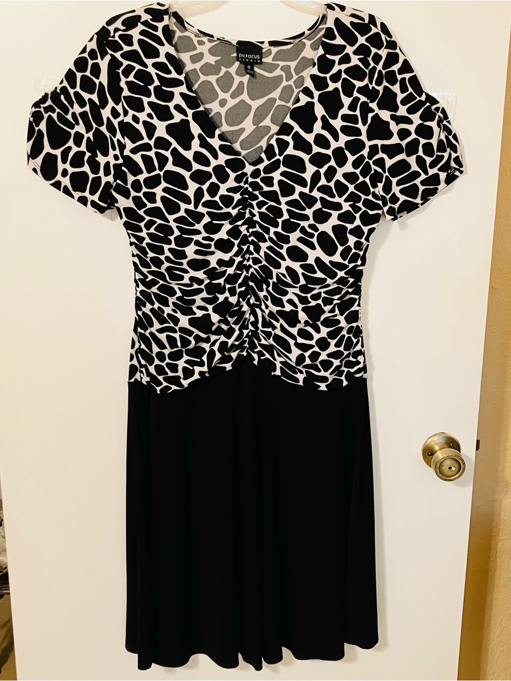 En Focus Studio Womens Size 12 Black White Animal Print Ruched V-Neck Dress